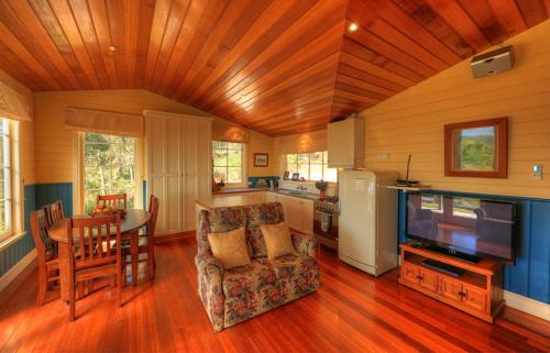 Smithton House | Island View Spa Cottage