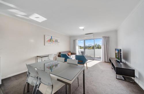 Greenway Apartment | Bright 1-Bed Apartment with Balcony