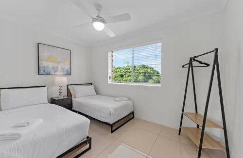 East Brisbane Apartment | Stylish 3BRM Apt near Gabba with Free Parking & WiFi