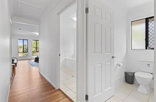 Sunnybank Hills House | Sunnybank Hills Spacious 5BR Home for Families