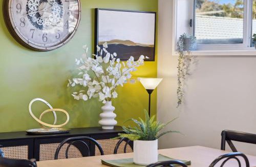 Wanniassa House | Gina's Retreat - Chic Comfort near Mount Taylor