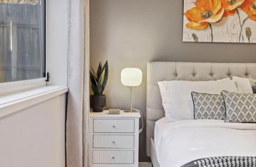 Wanniassa House | Gina's Retreat - Chic Comfort near Mount Taylor