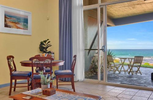 Blue Bay Apartment | Beachfront Bliss for Two l Nova Escapes