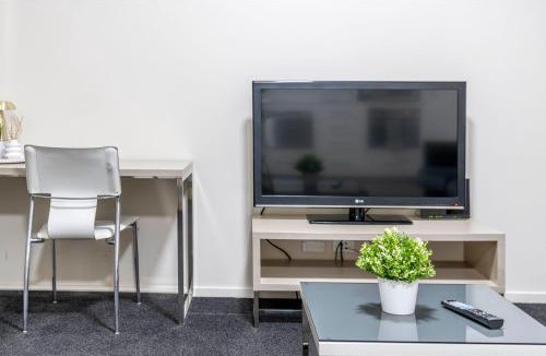 Greenway Apartment | Stylish Stay Near Lake Tuggeranong