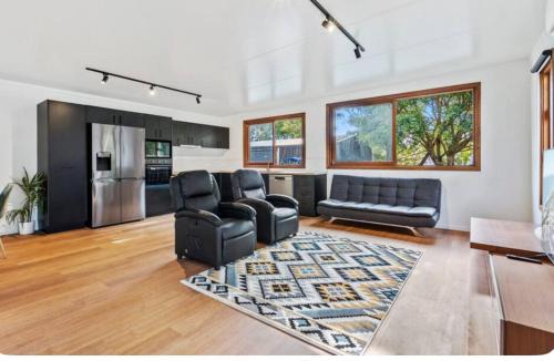 Chandler House | 2 Bedroom Cottage with Lagoon pool & spa
