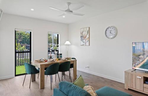 Capalaba House | City Oasis Brand New 4BR with Parking and Steps to Shops