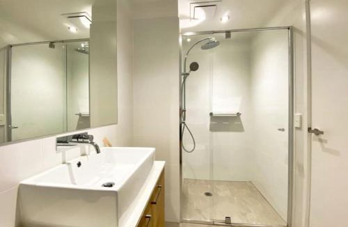 Adelaide Central Business District Apartment | Beautiful 2BR Apt at Adelaide CBD with Pool-Gym-BBQ