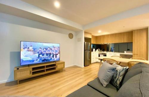 Adelaide Central Business District Apartment | Beautiful 2BR Apt at Adelaide CBD with Pool-Gym-BBQ