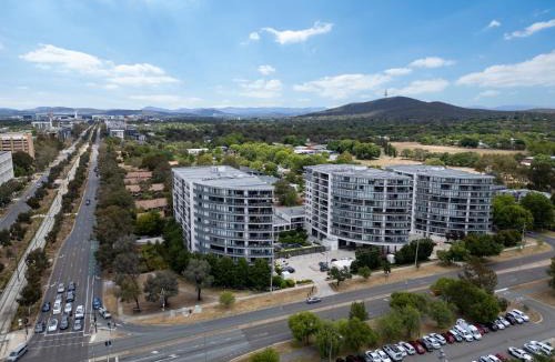 Lyneham Apartment | Bright 2-Bed Flat Near City Amenities