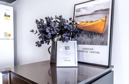 Toowong Apartment | Modern APT in Toowong with Mountain View