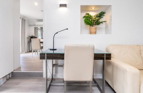 Crestwood House | Renovated Townhouse Close to the CBD and Schools - Hosted by Canstay