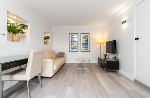 Crestwood House | Renovated Townhouse Close to the CBD and Schools - Hosted by Canstay