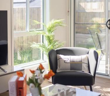 Greenbank House | Brand New Comfy Home 4Bedroom designer furniture