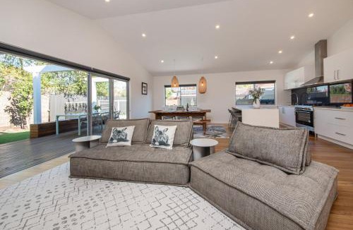 Mornington House | Missy's Escape - Luxe Family Entertainer Pool Spa Walk to Beach