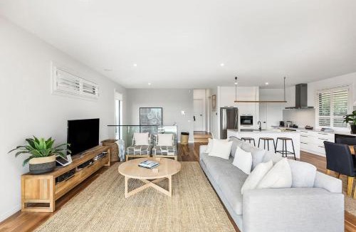 Mount Martha House | Byron by the Beach - Luxury Heated Pool and Views