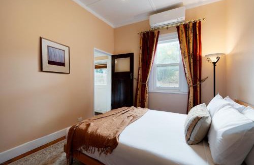 Castlemaine Apartment | Elegant Goldfields Retreat - Spa Bath & Privacy