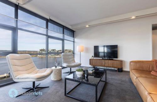 Kingston Apartment | Large Modern 2 Bdrm Apt, Water Views, 2x Car Spots