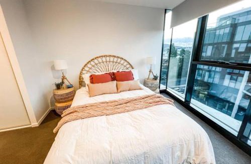 Reid Apartment | Heart of City - Pool - Parking - Self check-in