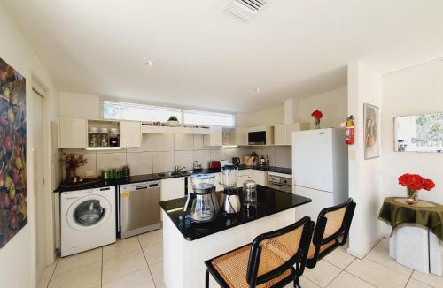 Yarralumla House | Sunlit Upstairs Suite with Hot Tub & Garden surrounds