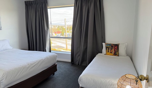 Crest Motor Inn
