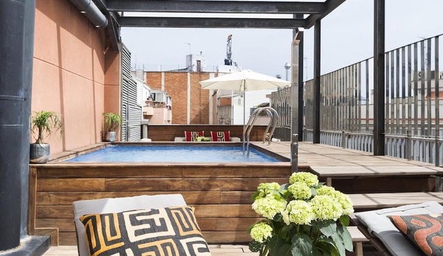 Loft with pool & terrace for 6