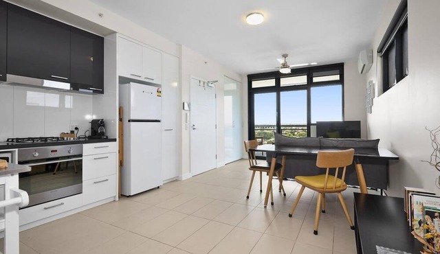 Chic Coburg Haven: Modern 1-Bed Apartment
