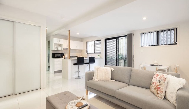 Entire 1 Bedroom Place, Restaurants and Train! 21441O