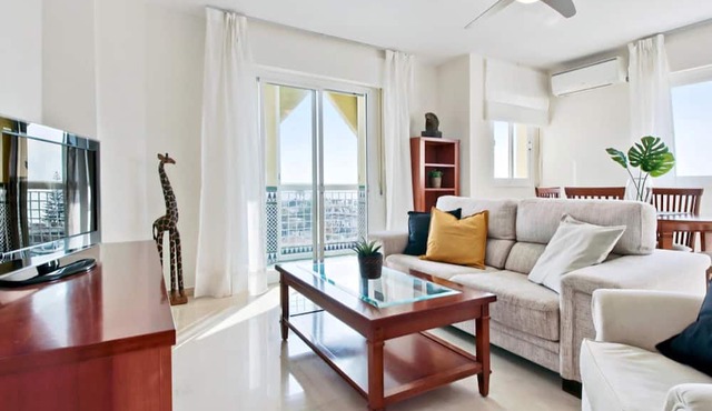 Beachfront apartment with pool in Rincón de la Victoria