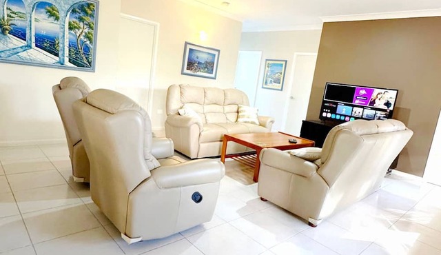 The Seahaven - Modern 4 Bedroom Family Home Close to Beach