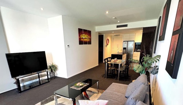Perfectly Located Modern Apartment - Canberra CBD