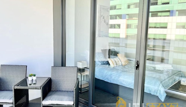 Light & Lovely in Canberra's CBD - 1BR Apt w/Carsp