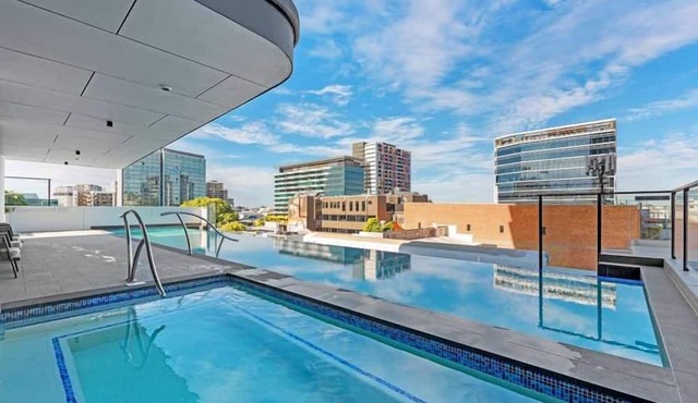 Prime position 1.5 BR w/view/parking/roof pool