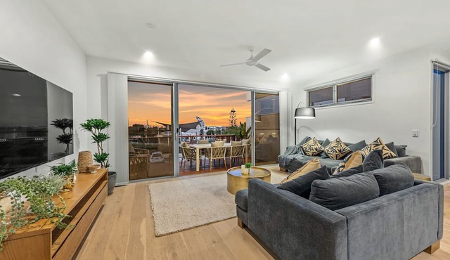 "Villa on Newport Lake" - Newport Q 4020