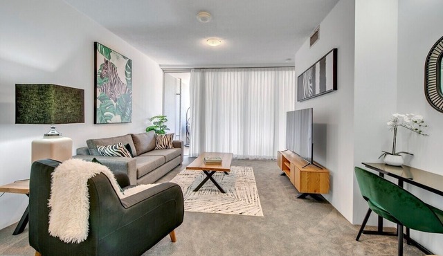 WILD LUXE Exec Apt - FREE Parking & 100MPS+Wifi