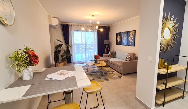 Cozy, comfortable apartment in the heart of Papeete. WIFI, air conditioning & private garage