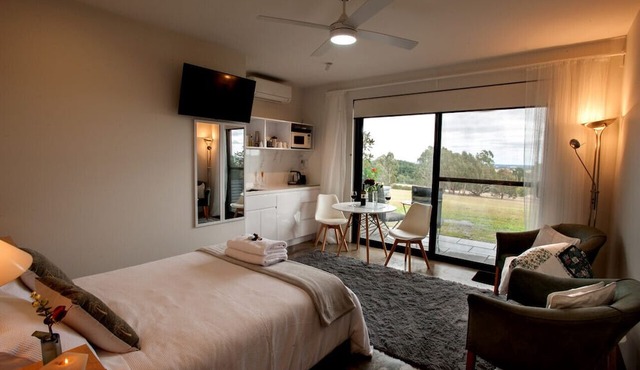 Hanging Rock Views, Queen Suite in classic bush setting