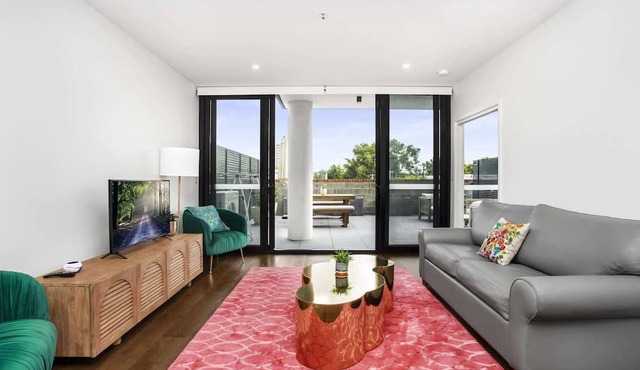 Boutique Unit with Huge Terrace near Cafes & Shops