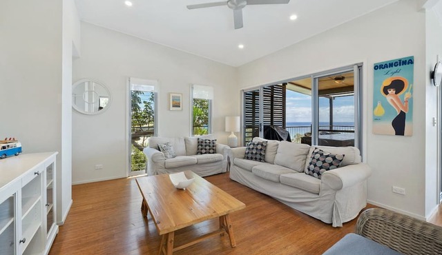 Bombora 5 Bedroom | Straddie's best Beach house | Pool and Wi-Fi :)