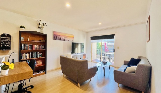 Safe & secure 2 bedroom apartment on Melbourne St, North Adelaide in exclusive gated complex. Near CBD, Adel Oval, Wine Centre, The Memorial and WCH Hospitals. Free car parking spot. Linen hire and air-conditioning included!