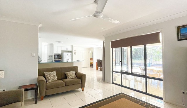 Wags On The Beach - Toogoom - Beachfront- 4BR-Aircon- Pets OK