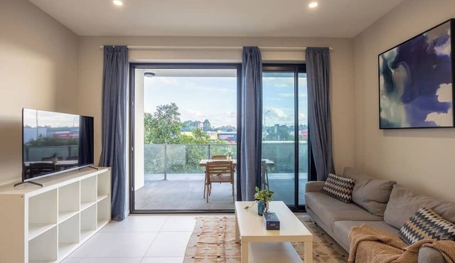 XL Balcony Stylish 2BR | Near Food & Shops