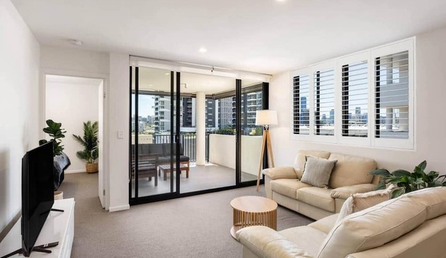 Luxury 1BR Near Stadium Parking & Balcony