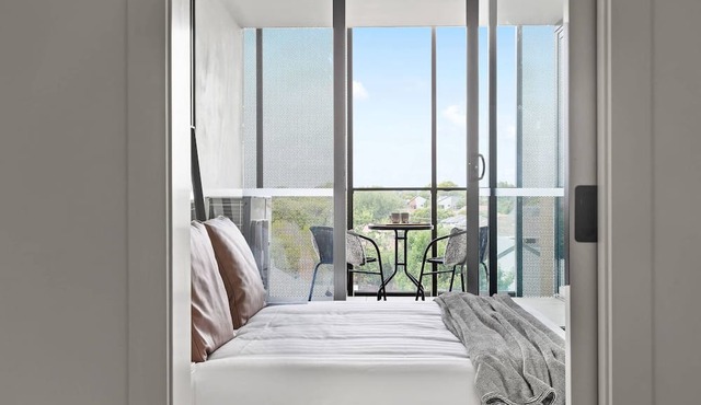 Central Oakleigh 2BR Apartment w Parking