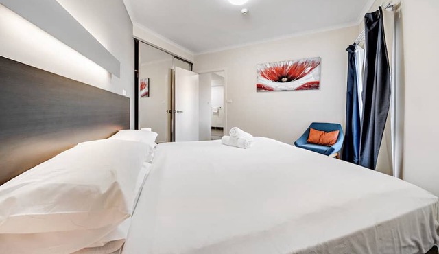 Comfy Lakeside 1-Bed with Secure Parking
