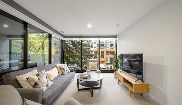 Chic Inner-City 2-Bed Abode with Pool, Gym & Sauna