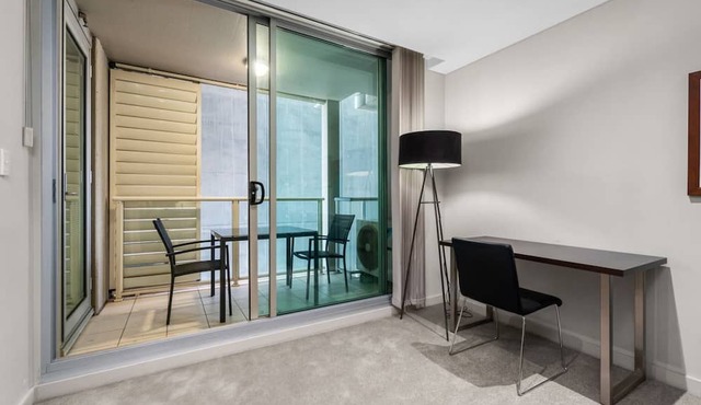 2-Bed City Retreat with Gym and Pool Access