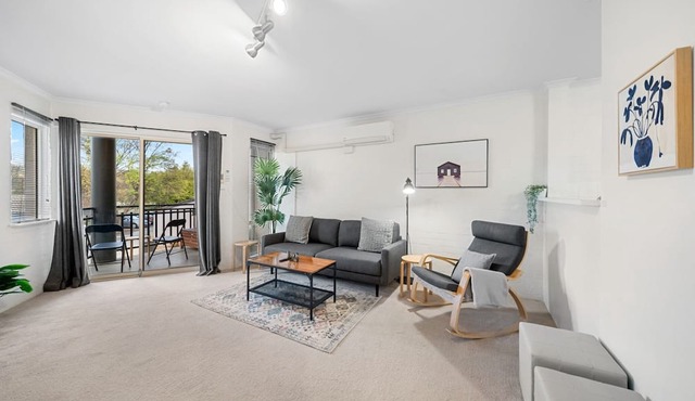 Stylish 1-Bed Stay with Balcony & Study