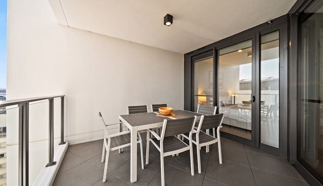 Stylish 2-Bed Apartment in Canberra CBD