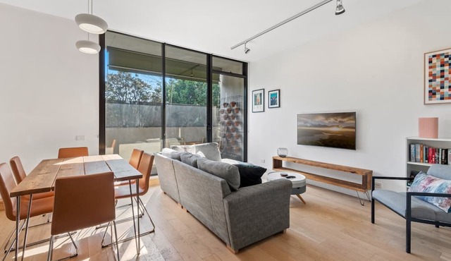 Chic 2-Bed Apartment in Vibrant St Kilda