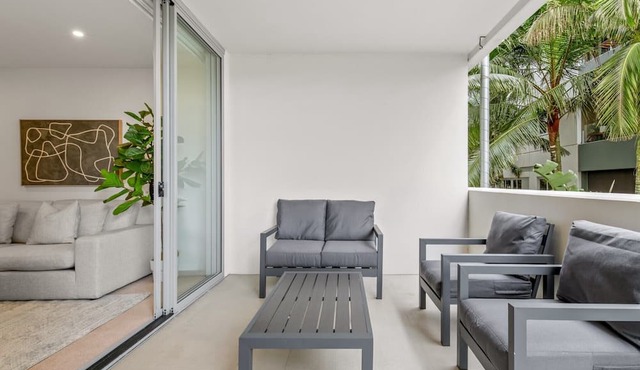 West End Flat with Pool and BBQ Access